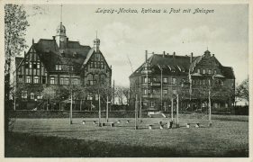 Mockauer Rathaus und Post auf einer Ansichtskarte, 1931