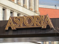 Astoria-Schriftzug