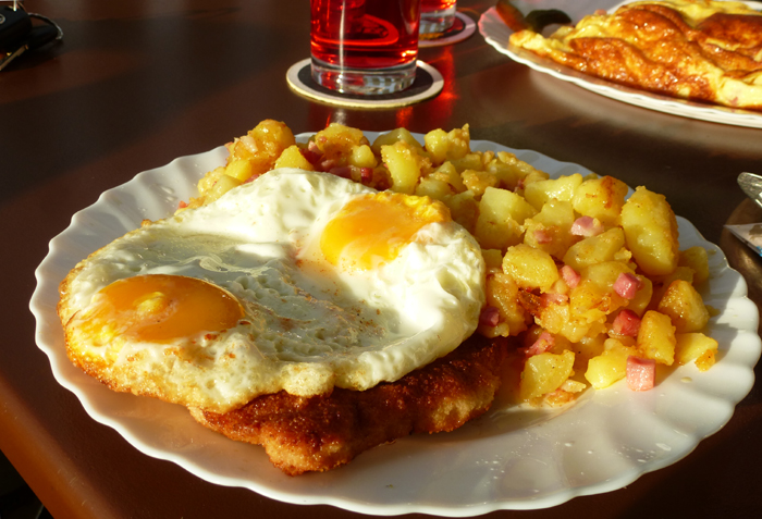 Geheimtipp Leipzig | Schnitzel mit Ei und Bratkartoffeln