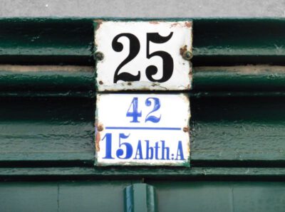 Blaue Schrift, weißes Schild, Prellerstraße Geheimtipp Leipzig